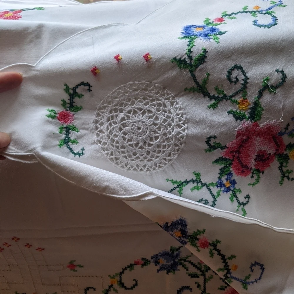 Handmade Italian Lace Bed Cover Embroidered - Picture 3 of 7